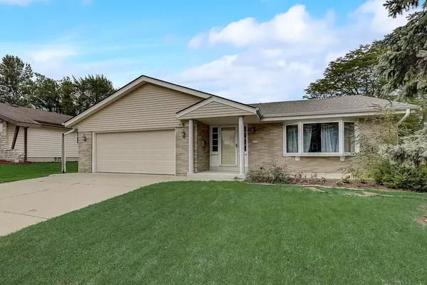 5000 Steeple Dr, Greendale, WI 53129