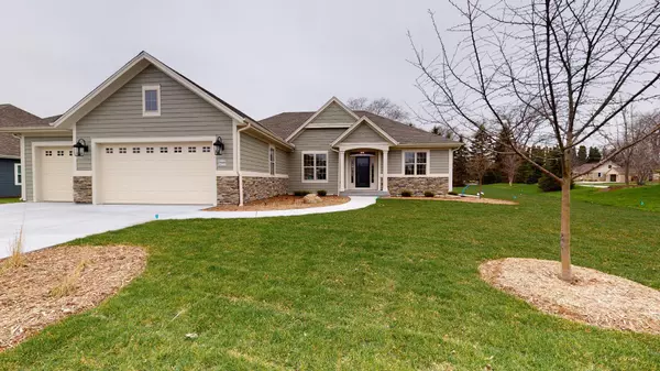 W222N4799 Seven Oaks Dr, Pewaukee, WI 53072