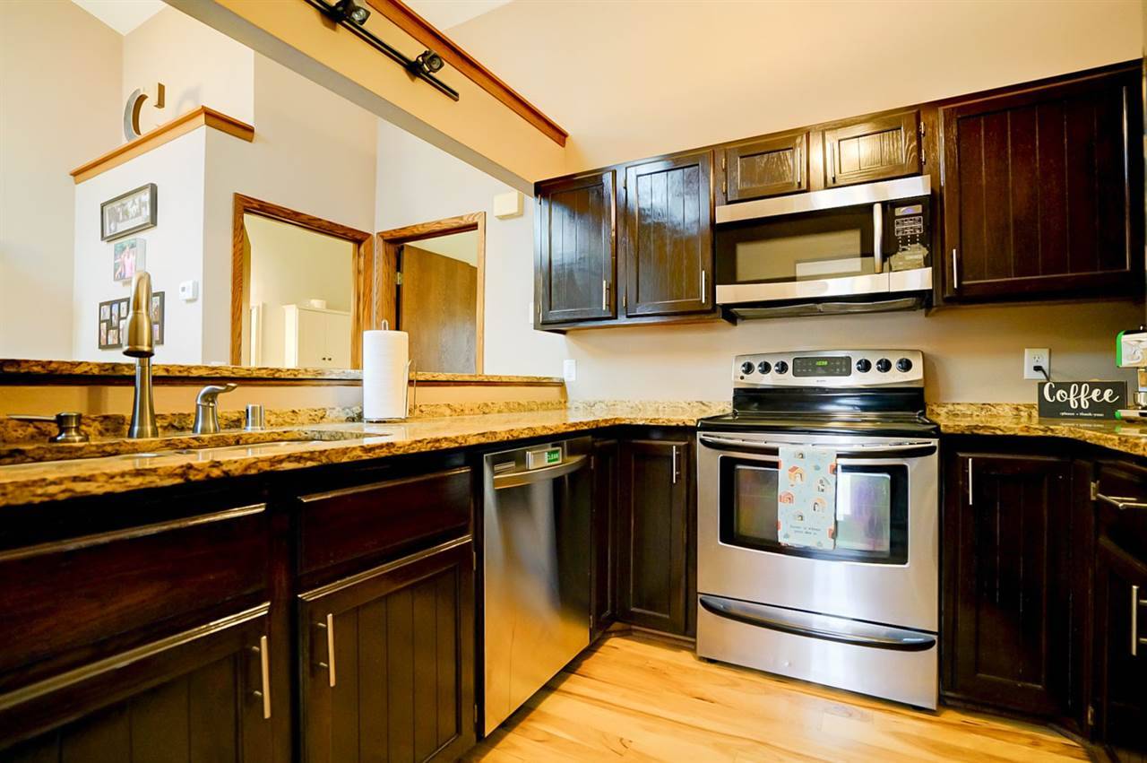 33 Hickory Hollow Dr, Madison, WI 53705