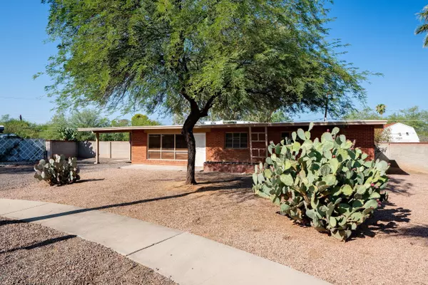 818 S Loyola Avenue, Tucson, AZ 85710