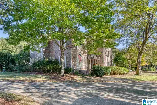 Mountain Brook, AL 35213,35 HONEYSUCKLE LN