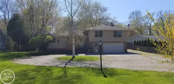 5185 LAKESHORE RD, Fort Gratiot, MI 48059