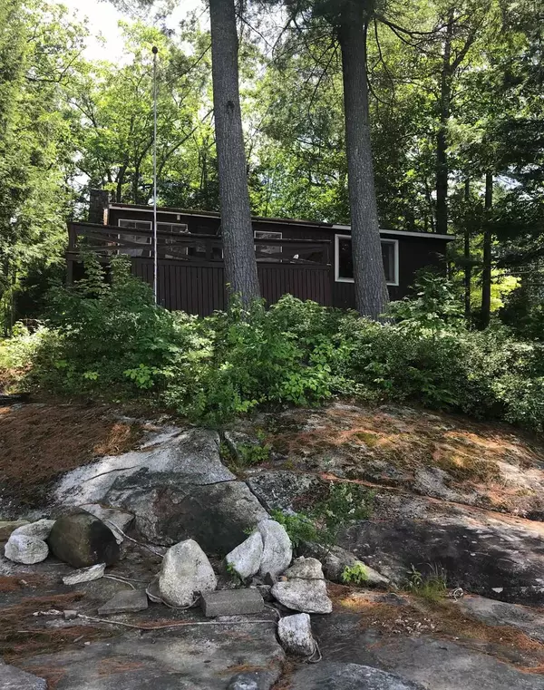 16 Massasecum Lake RD, Bradford, NH 03221