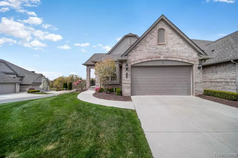 5720 KNOB HILL Circle, Clarkston, MI 48348