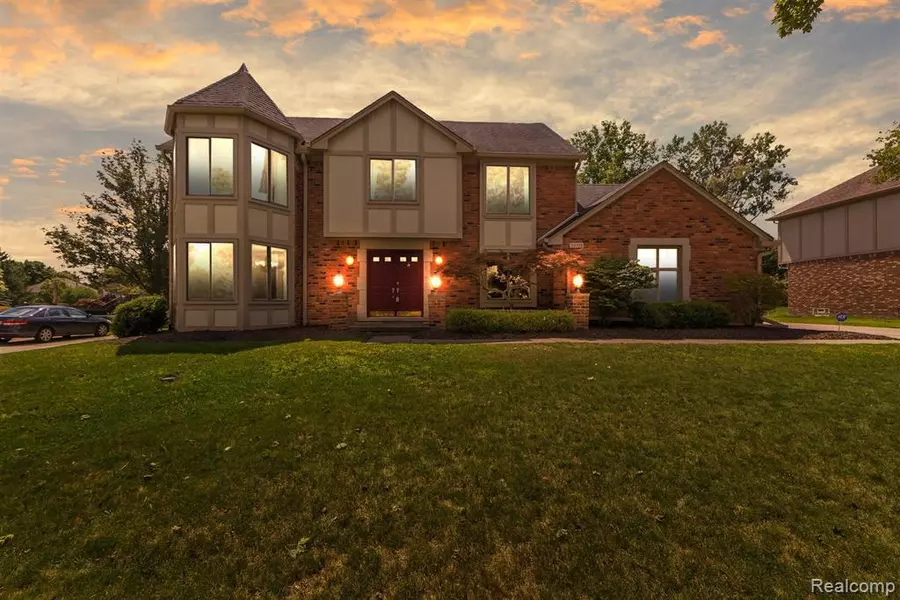 39339 HEATHERBROOK Drive, Farmington Hills, MI 48331 2918