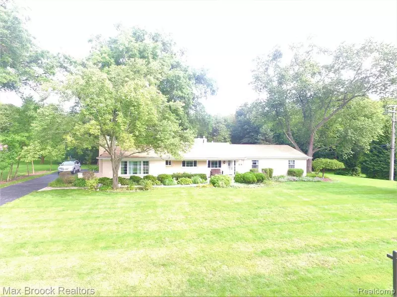 1043 WESTVIEW Road, Bloomfield Hills, MI 48304 2068