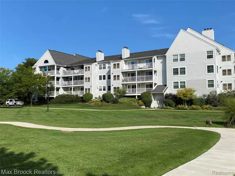 3565 PORT COVE DR APT 71 Road, Waterford, MI 48328 4578