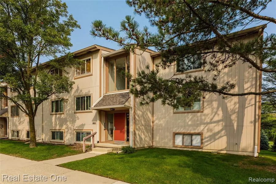 1665 RIVERSIDE DR APT 12, Rochester Hills, MI 48309