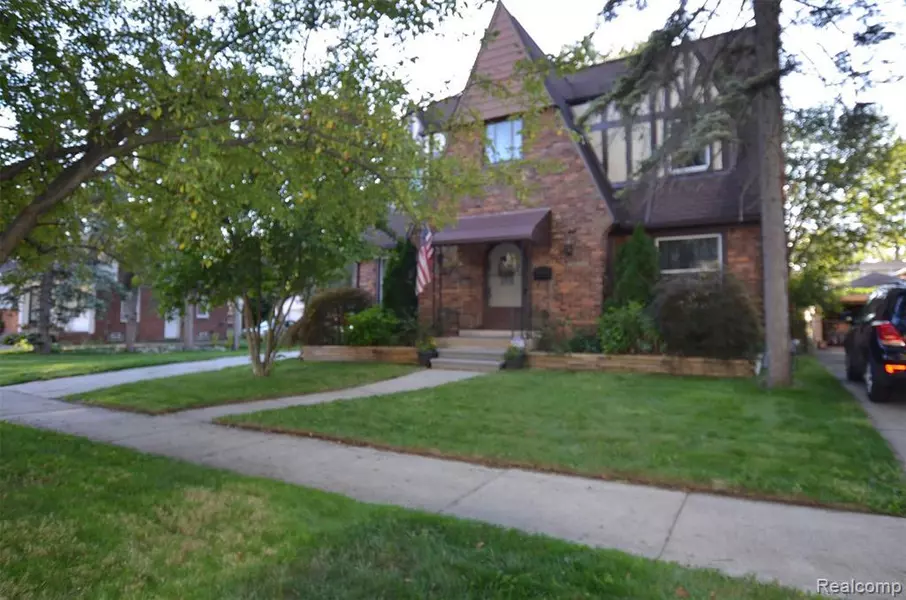 8281 GRAYFIELD Street, Dearborn Heights, MI 48127 1537