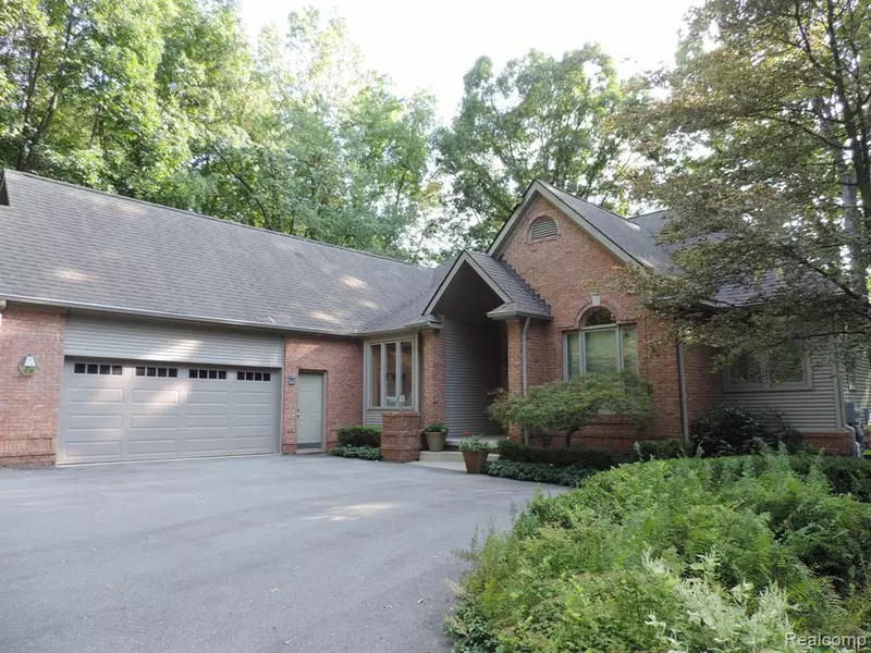 6370 CHAD CRT, Brighton, MI 48116-1794