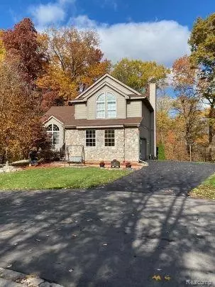 2711 RAVINESIDE Lane, Howell, MI 48843 6542