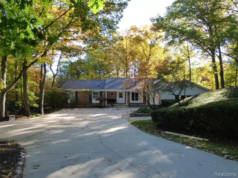 4699 COACHMAKER Drive, Bloomfield Hills, MI 48302 2228