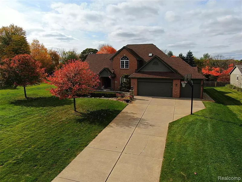 529 MAPLEWOOD Lane, Wixom, MI 48393 1729