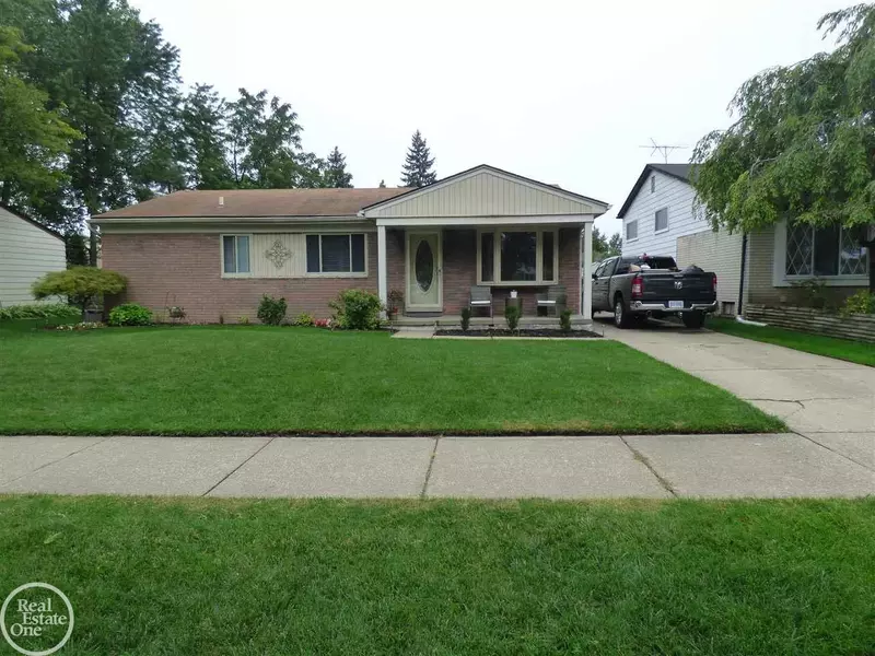 15222 Cambridge Dr, Fraser, MI 48026