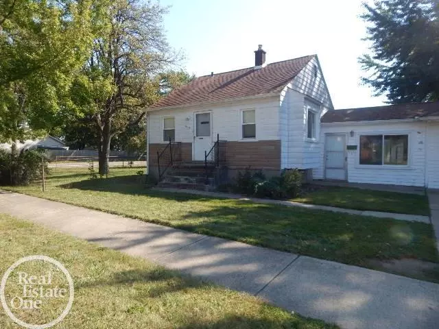 19624 Colman St, Clinton Township, MI 48035