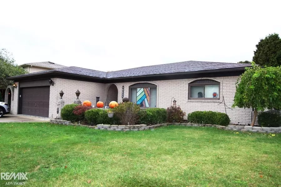 38635 Gainsborough Dr, Clinton Township, MI 48038