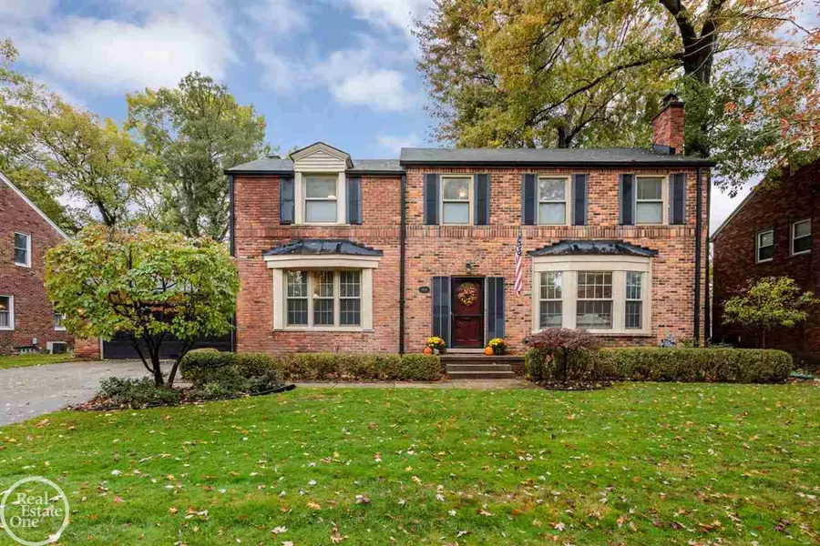 1901 SEVERN, Grosse Pointe Woods, MI 48236