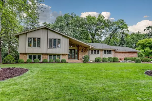 1884 W BEND Drive, Bloomfield Hills, MI 48302 1200