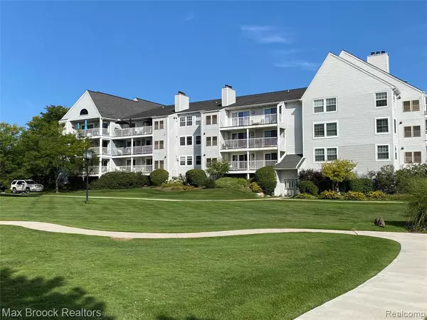 Waterford, MI 48328 4578,3565 PORT COVE DR APT 71 Road