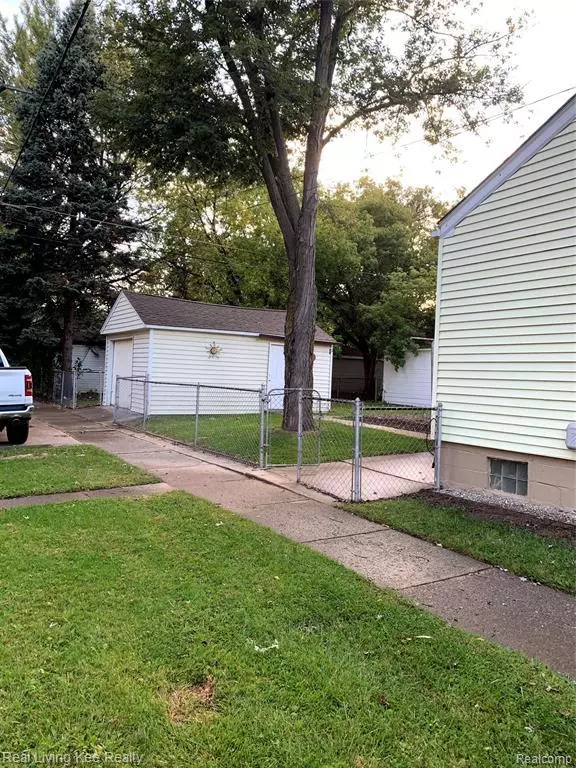 Harper Woods, MI 48225 2126,18598 KENOSHA Street