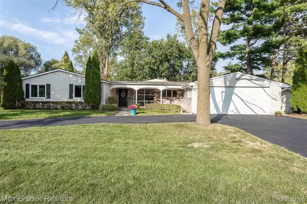 Bloomfield Hills, MI 48302 1450,3647 SHALLOW BROOK Drive