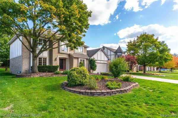 572 ROLLING GREEN Circle, Rochester Hills, MI 48309 1260