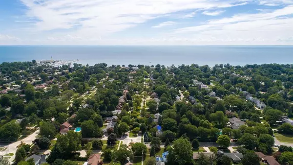 Grosse Pointe Woods, MI 48236,587 Lochmoor