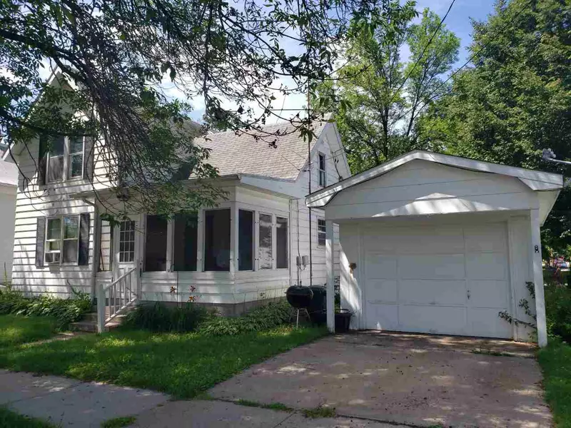 107 S Oak St, North Freedom, WI 53951