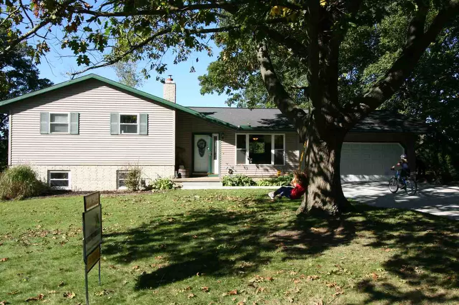 N4287 Hickory Dr, Columbus, WI 53925