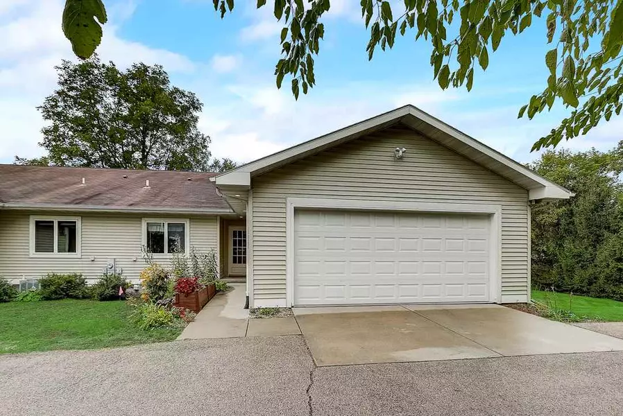 128 Curtiss St, Mazomanie, WI 53560