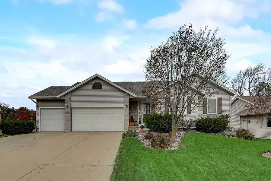 695 Stonebriar Ln, Oregon, WI 53575