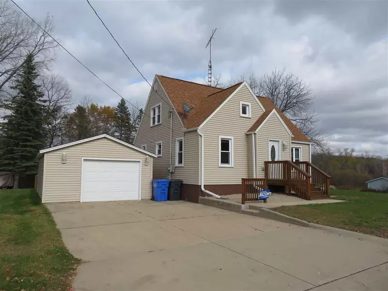 804 E Chestnut St, Pardeeville, WI 53954