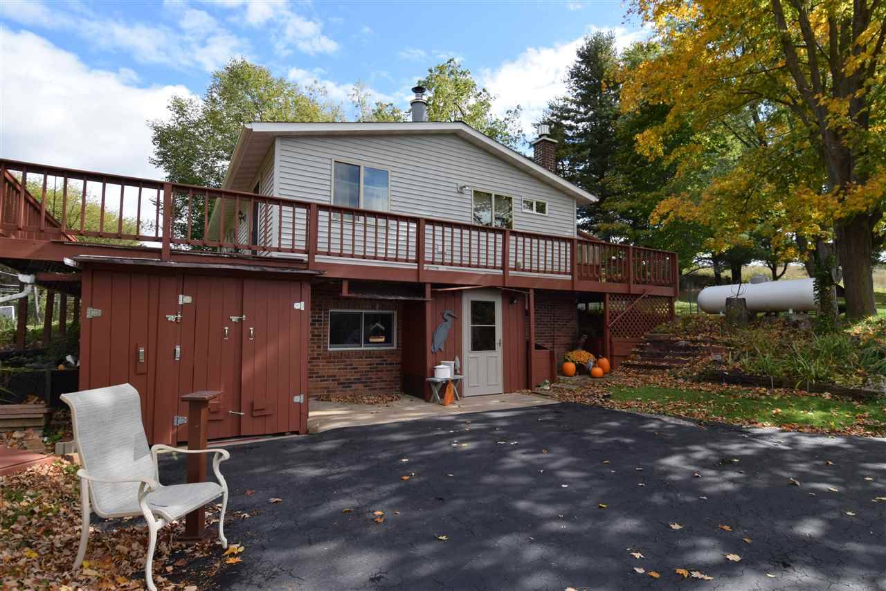 S1304 Summit Point Dr, La Valle, WI 53941
