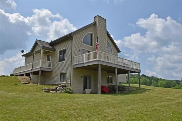 S1186 Glade Ct, La Valle, WI 53941