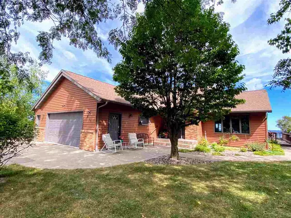 205 Eagle Dr, Mcgregor, IA 52157