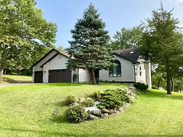 W7833 Summit Dr, Pardeeville, WI 53954