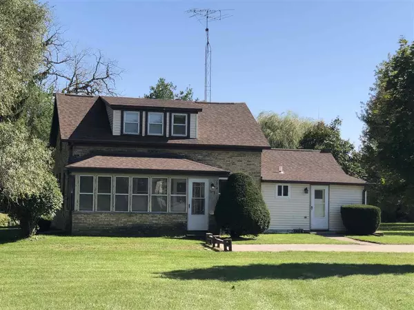 38048 South Town Ln, Prairie Du Chien, WI 53821