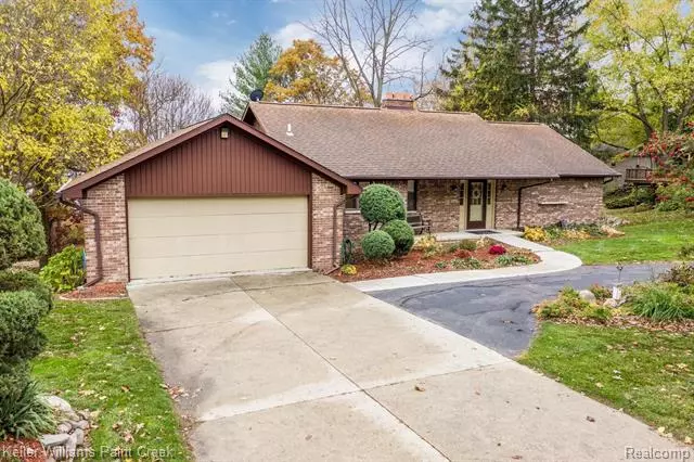 275 INDIANWOOD RD, Lake Orion, MI 48362