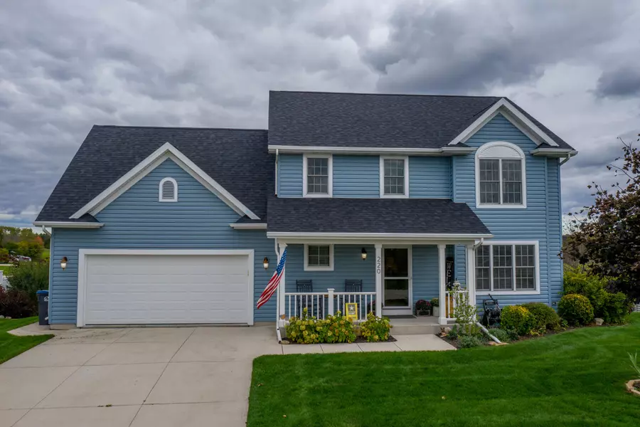 220 Kettle Ridge Cir, Glenbeulah, WI 53023