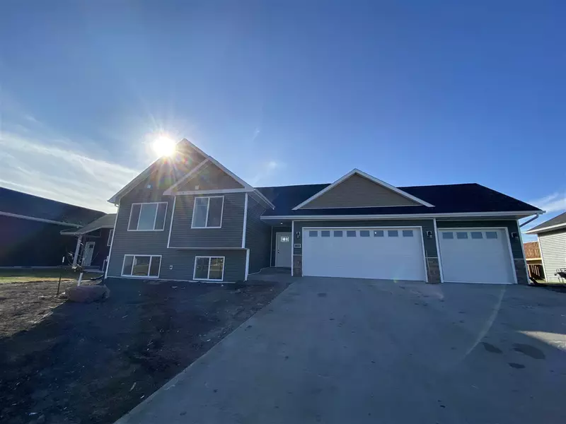 65 Olive Tree Circle NE, Minot, ND 58703-2514