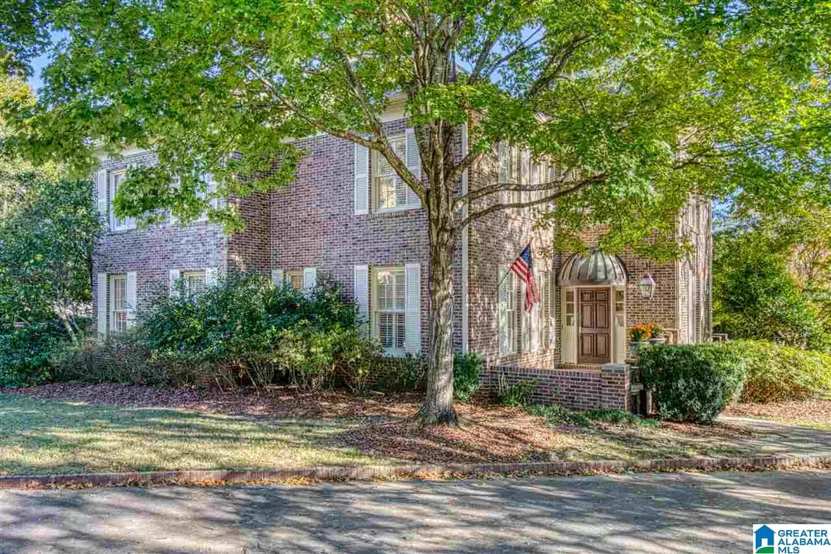 Mountain Brook, AL 35213,35 HONEYSUCKLE LN