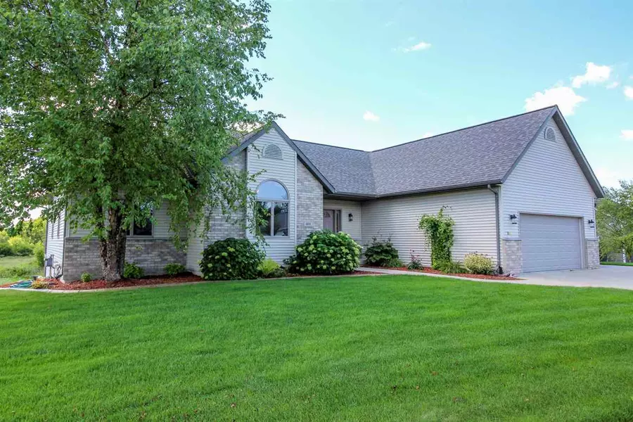 801 Chickadee Dr, Cambridge, WI 53523