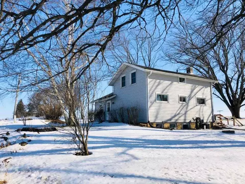 1017 Prairie Queen Rd, Cambridge, WI 53523