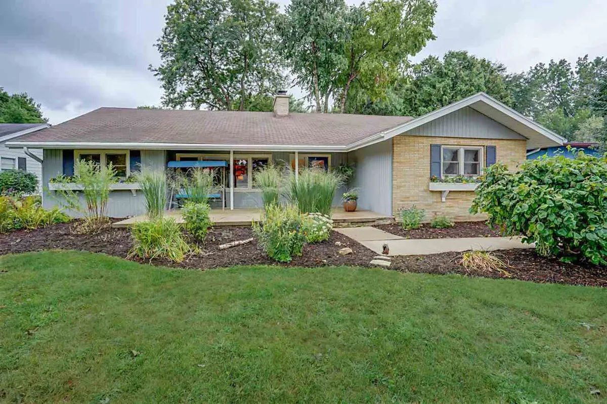 313 Laurel Ln, Maple Bluff, WI 53704