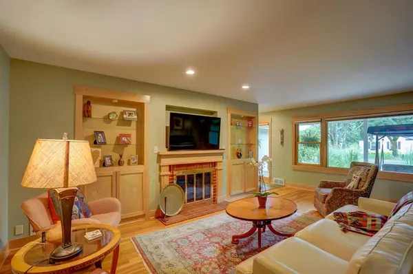 313 Laurel Ln, Maple Bluff, WI 53704