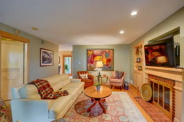 313 Laurel Ln, Maple Bluff, WI 53704