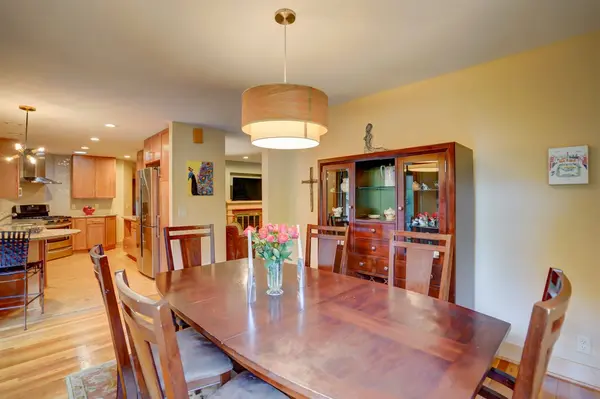 313 Laurel Ln, Maple Bluff, WI 53704