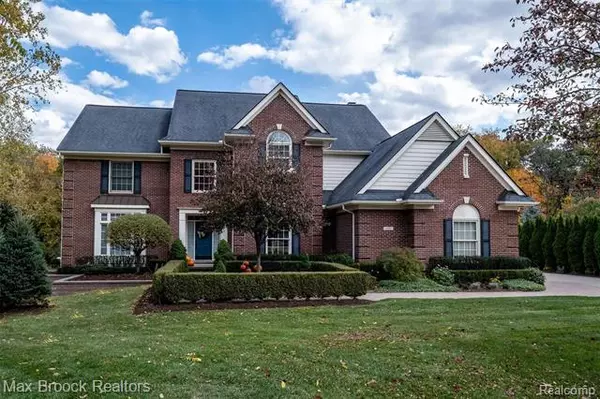 1685 APPLE RIDGE CRT, Rochester Hills, MI 48306