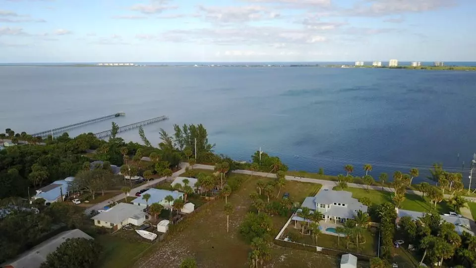 000 Walton Landing CT, Jensen Beach, FL 34957