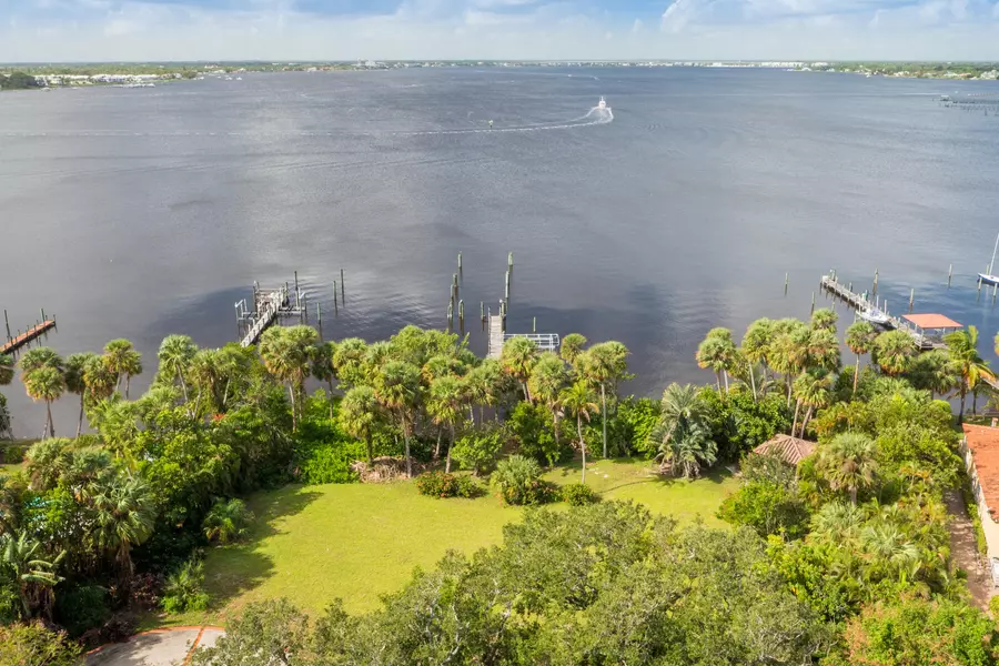 103 N Sewalls Point RD, Sewalls Point, FL 34996